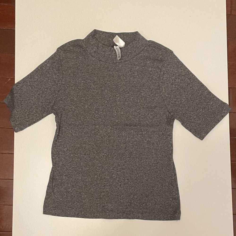 HM Divided Gray mock neck quarter/half sleeve shirt